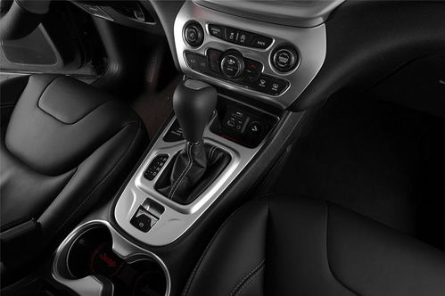 急刹车的正确操作 手动挡踩离合还是直接刹车？