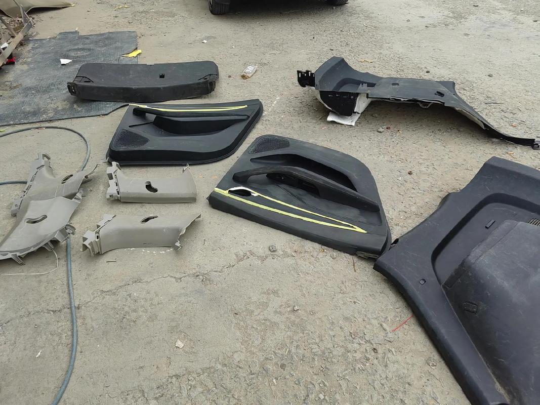 汽车内饰板严重划伤修复与配件翻新全解析